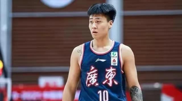 活塞惨遭25连败距历史最长连败纪录仅差1场今日NBA常规赛，活塞111-119主场不敌八人缺战的爵士，惨遭25连败。